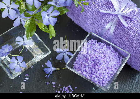 Bagno alla lavanda sali con fiori e asciugamano Foto Stock