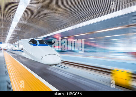 Treno ad alta velocità in una moderna stazione ferroviaria Foto Stock