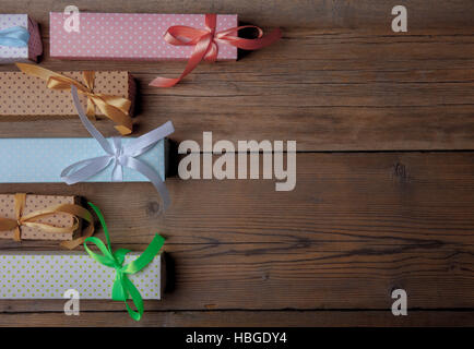 Vista superiore del colorato di confezioni regalo su sfondo di legno Foto Stock