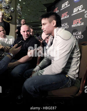 UFC fighter Miguel Torres, a destra con il presidente UFC Dana White nel corso di una conferenza stampa a promuovere UFC 141 al MGM Grand Hotel di Las Vegas, Nevada Mercoledì, Dicembre 28, 2011. Foto di Francesco Specker Foto Stock