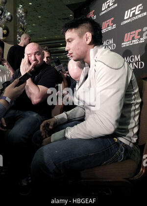 UFC fighter Miguel Torres, a destra con il presidente UFC Dana White nel corso di una conferenza stampa a promuovere UFC 141 al MGM Grand Hotel di Las Vegas, Nevada Mercoledì, Dicembre 28, 2011. Foto di Francesco Specker Foto Stock