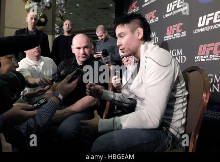 UFC fighter Miguel Torres, a destra con il presidente UFC Dana White nel corso di una conferenza stampa a promuovere UFC 141 al MGM Grand Hotel di Las Vegas, Nevada Mercoledì, Dicembre 28, 2011. Foto di Francesco Specker Foto Stock