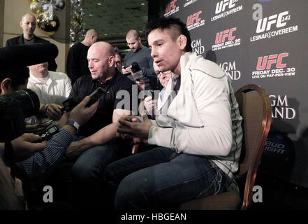 UFC fighter Miguel Torres, a destra con il presidente UFC Dana White nel corso di una conferenza stampa a promuovere UFC 141 al MGM Grand Hotel di Las Vegas, Nevada Mercoledì, Dicembre 28, 2011. Foto di Francesco Specker Foto Stock