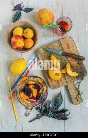 Limonata Fresca frutta e viola il basilico. Foto Stock