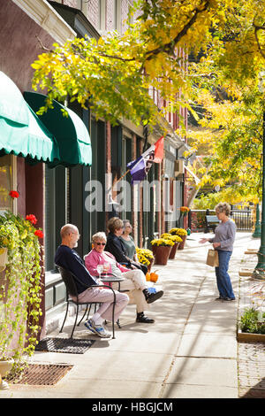 Gli amici dello shopping e del parlare, Canal Place, Little Falls, Herkimer Co8nty, Mohawk Valley, New York. Foto Stock