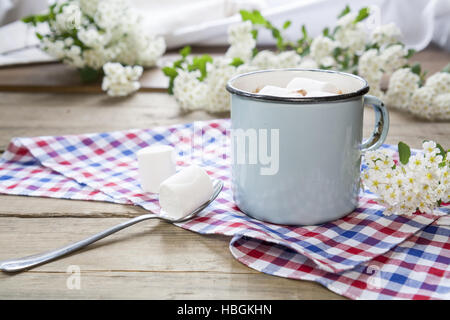 Cioccolata calda con marshmallows in tazza blu Foto Stock