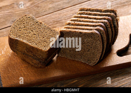 Fette di pane di segale sul tavolo Foto Stock