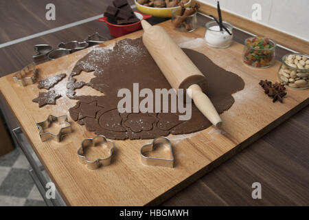 Gingerbread impasto e cookie cutters Foto Stock