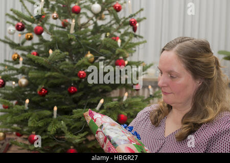 La donna ottiene il Natale Foto Stock