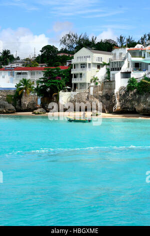 Gettando rete da pesca dalla barca in Barbados Foto Stock