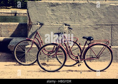 Due biciclette parcheggiate sul lungomare Foto Stock