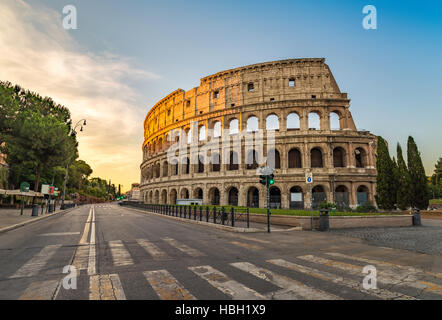 Sunrise al Colosseo, Roma, Italia Foto Stock