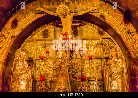 Antica pala d altare del Golgota Crocifissione sito chiesa del Santo Sepolcro di Gerusalemme in Israele. Chiesa ampliato nel 1114 a 1170 annuncio contiene la tomba di Gesù Foto Stock