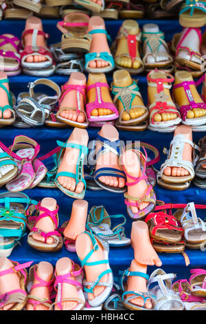 Vari colori donna scarpe estive realizzate in Cina, Bolivia Foto Stock