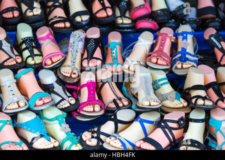 Vari colori donna scarpe estive realizzate in Cina, Bolivia Foto Stock