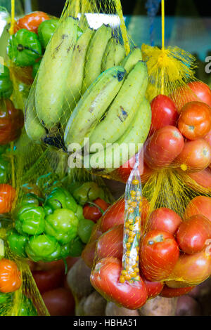 Colorata frutta fresca in vendita nel mercato della frutta, Brasile Foto Stock