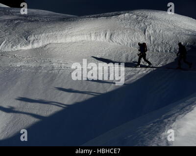 Due alpinisti passeggiate sulla neve Foto Stock