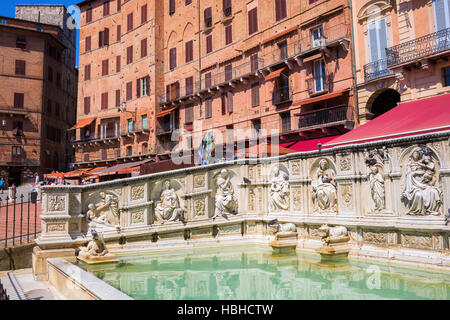 Piazza del Campo con Fonte Gaia a Siena, Italia Foto Stock