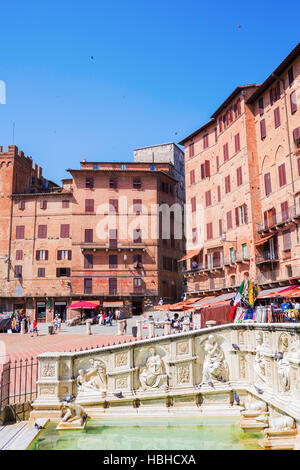 Piazza del Campo con Fonte Gaia a Siena, Italia Foto Stock