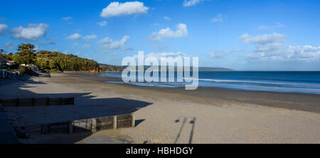 Saundersfoot spiaggia e vista al mare, ombre lunghe Foto Stock