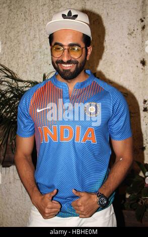 Attore di Bollywood Ayushmann Khurrana durante la proiezione del film M S Dhoni in Mumbai, India il 30 settembre, 2016 Foto Stock