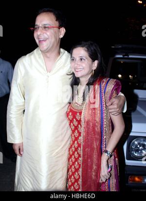 Regista di Bollywood Vidhu Vinod Chopra insieme con la moglie Anupama Chopra durante Aamir Khan's Diwali party in Mumbai Foto Stock