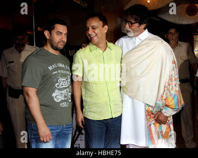 Bollywood Vidhu Vinod Chopra attori Amitabh Bachchan AAMIR KHAN durante il lancio del rimorchio di film di Hollywood rotta cavalli Mumbai Foto Stock