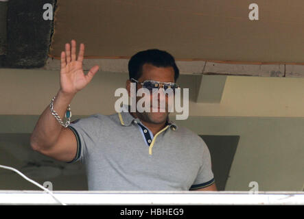 Attore di Bollywood Salman Khan onde provenienti dalla sua residenza in Mumbai, India il 27 dicembre 2012. Salman Khan celebra Foto Stock