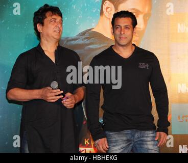 Bollywood regista Sajid Nadiadwala e attore Salman Khan durante il lancio del rimorchio di film di Kick in Mumbai India Foto Stock