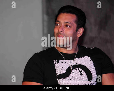 Attore di Bollywood Salman Khan durante il rimorchio di film Marathi Janiva in Mumbai, India il 10 luglio 2015. Foto Stock