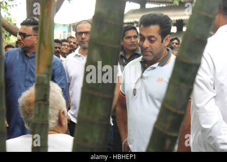 Attore di Bollywood Salman Khan assiste al funerale di Prashant Gunjalkar il padre, in Mumbai, India sulla luglio 18, 2015 Foto Stock