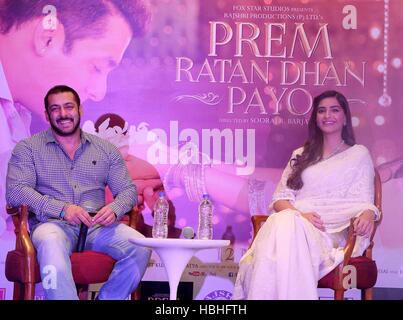 Salman Khan, attore indiano, Sonam Kapoor, attrice indiana, conferenza stampa, Prem Ratan Dhan Payo film, Nuova Delhi, India, Asia Foto Stock