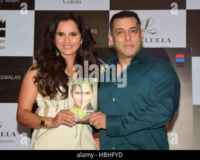 Sania Mirza, tennista indiano professionista, con Salman Khan, attore indiano, al rilascio dell'autobiografia ‘Ace Against Odds' a Bombay, Mumbai, Maharashtra, India, Asia Foto Stock