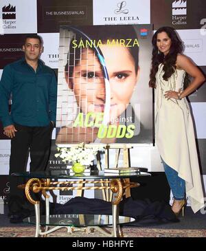 Sania Mirza, tennista indiano professionista, con Salman Khan, attore indiano, al rilascio dell'autobiografia ‘Ace Against Odds' a Bombay, Mumbai, Maharashtra, India, Asia Foto Stock