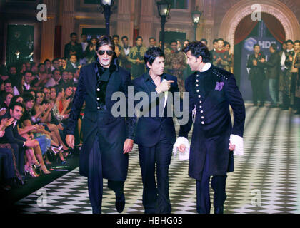 Amitabh Bachchan, Shahrukh Khan, e Hrithik Roshan, Indian Bollywood stelle che camminano a piedi la rampa in sfilata di moda a Mumbai India Foto Stock