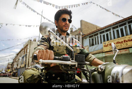 Shahrukh Khan, attore indiano di Bollywood, che guida una moto come ufficiale dell'esercito nel nuovo Yash Raj Films Srinagar, Kashmir, India, Asia Foto Stock