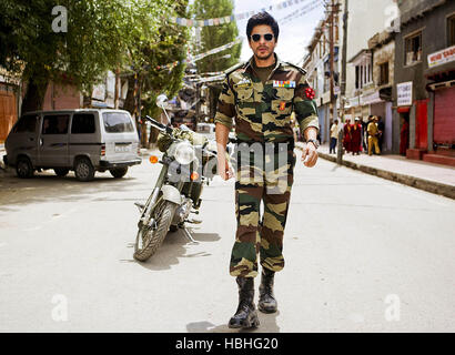 Attore di Bollywood Shahrukh Khan si vede un ufficiale dell'esercito prima occhiata handout foto rilasciata Yash Raj Films Foto Stock