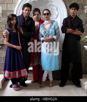 Famiglia dell'attore indiano Bollywood Shah Rukh Khan con Suhana Khan, figlia, Shahnaz Lalarukh, sorella, Gauri Khan, moglie e figlio Aryan Khan, alla sua casa Mannat, Bandra, Mumbai, India Foto Stock