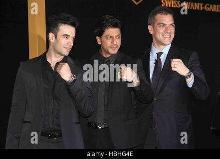 Shah Rukh Khan con Punit Malhotra e Franck Dardenne di Tag Heuer India alla promozione della collezione Golden Carrera di Tag Heuer Mumbai India Foto Stock