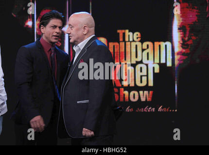 Anupam Kher con Shahrukh Khan sui set di TV show kuch Bhi ho Sakta Hai a Mumbai India Foto Stock