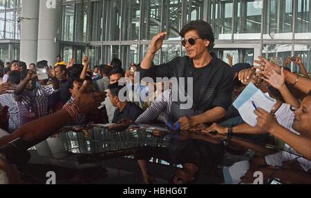 L'attore Bollywood Shah Rukh Khan che si è alzato ai fan dell'aeroporto internazionale Netaji Subhas Chandra Bose, Kolkata, India Foto Stock