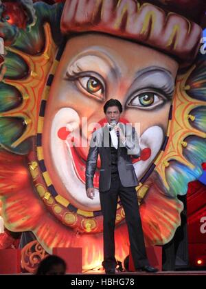 Shahrukh Khan di fronte al manifesto di Joker, l'attore indiano di Bollywood al programma televisivo di fase del mondo del talento in India di Mumbai Foto Stock