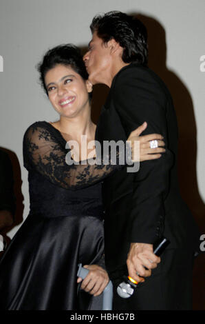 Shahrukh Khan, attore indiano Bollywood, baciare e abbracciare kajol Devgan al teatro Maratha Mandir che celebra il film Dilwale Dulhaniya le Jayenge Mumbai India Foto Stock