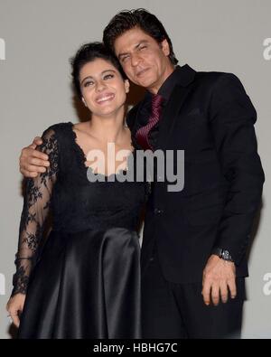 Shahrukh Khan, attore indiano di Bollywood, kajol Devgan hugging al teatro di Maratha Mandir che celebra il film Dilwale Dulhaniya le Jayenge Mumbai India Foto Stock