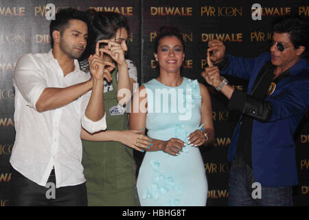 Varun Dhawan, Kriti Sanon, kajol, Shah Rukh Khan, giocando con le dita al film di lancio Dilwale canzone Mumbai India Foto Stock