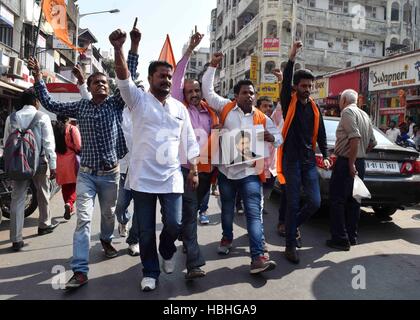 Uomini indù Sena con bandiere di zafferano che protestano contro lo screening di Shah Rukh Khan Bollywood film Dilwale a Mumbai India Foto Stock