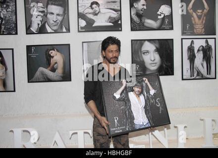 Shah Rukh Khan, attore indiano di Bollywood con la sua stampa incorniciata del calendario del fotografo di moda Dabboo Ratnani a Mumbai India Foto Stock