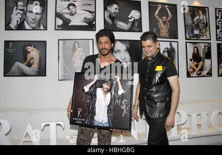 Shah Rukh Khan, attore indiano di Bollywood con la sua stampa incorniciata del calendario del fotografo di moda Dabboo Ratnani a Mumbai India Foto Stock