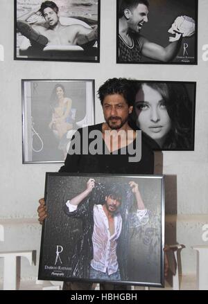 Shah Rukh Khan, attore indiano di Bollywood con la sua stampa incorniciata del calendario del fotografo di moda Dabboo Ratnani a Mumbai India Foto Stock