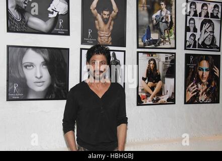 Shah Rukh Khan, attore indiano di Bollywood con le stampe incorniciate del calendario del fotografo di moda Dabboo Ratnani a Mumbai India Foto Stock